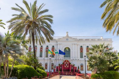 Puerto de Santa Maria, İspanya - 17 Nisan 2025: Puerto, İspanya 'daki Kutsal Hafta geçişleri için süslenmiş tarihi şehir merkezindeki binaların ayrıntıları