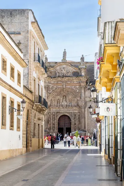 Puerto de Santa Maria, İspanya - 17 Nisan 2025: Puerto, İspanya 'daki Kutsal Hafta geçişleri için süslenmiş tarihi şehir merkezindeki binaların ayrıntıları