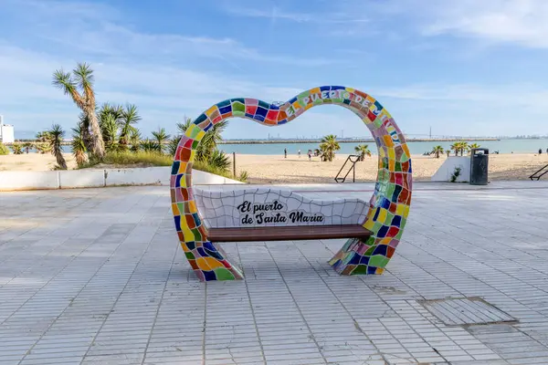 Puerto de Santa Maria, İspanya - 17 Nisan 2025: Puerto, İspanya 'da arka planda Cadiz Anayasa Köprüsü bulunan şehir plajı