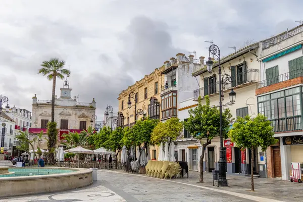 Sanlucar de Barrameda, İspanya - 17 Nisan 2025: Sanlucar de Barrameda, İspanya 'da güneşli bir yaz gününde Plaza del Cabildo manzarası