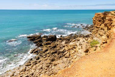 Conil de la Frontera 'daki güzel Calas de Roche plajı, Cadiz, İspanya