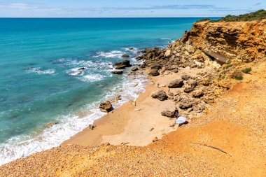 Conil de la Frontera 'daki güzel Calas de Roche plajı, Cadiz, İspanya