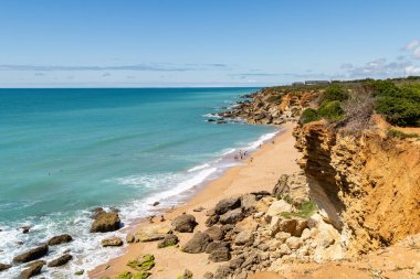 Conil de la Frontera 'daki güzel Calas de Roche plajı, Cadiz, İspanya