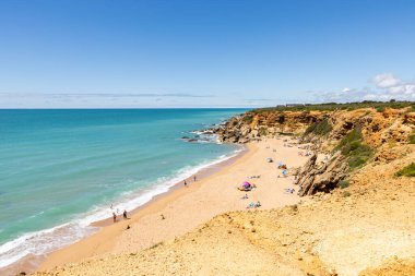 Conil de la Frontera 'daki güzel Calas de Roche plajı, Cadiz, İspanya