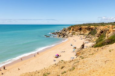 Conil de la Frontera 'daki güzel Calas de Roche plajı, Cadiz, İspanya