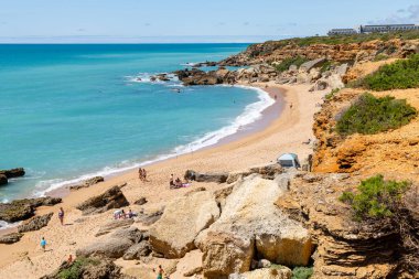 Conil de la Frontera 'daki güzel Calas de Roche plajı, Cadiz, İspanya