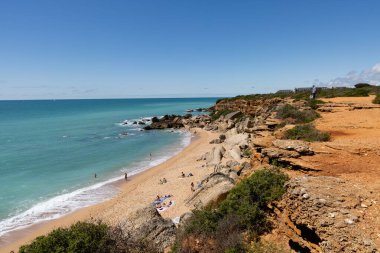 Conil de la Frontera 'daki güzel Calas de Roche plajı, Cadiz, İspanya