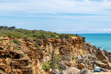 Conil de la Frontera 'daki güzel Calas de Roche plajı, Cadiz, İspanya