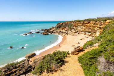 Conil de la Frontera 'daki güzel Calas de Roche plajı, Cadiz, İspanya