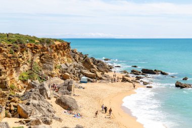 Conil de la Frontera 'daki güzel Calas de Roche plajı, Cadiz, İspanya