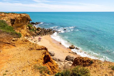 Conil de la Frontera 'daki güzel Calas de Roche plajı, Cadiz, İspanya