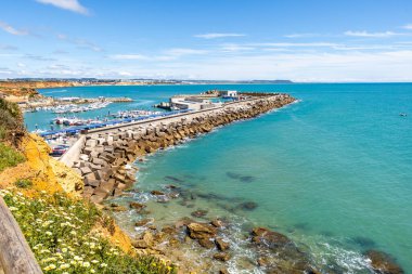 Conil de la Frontera 'daki güzel Calas de Roche plajı, Cadiz, İspanya