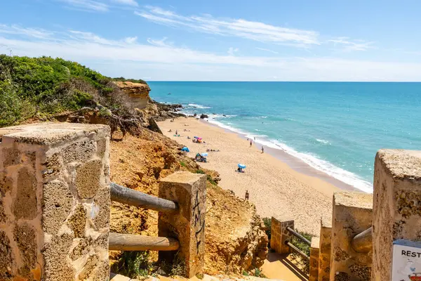 Conil de la Frontera 'daki güzel Calas de Roche plajı, Cadiz, İspanya