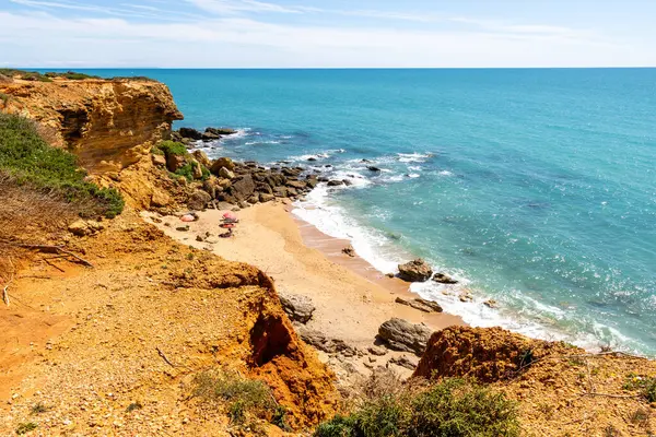 Conil de la Frontera 'daki güzel Calas de Roche plajı, Cadiz, İspanya