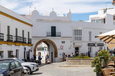 Conil, İspanya - 17 Nisan 2025: İspanya 'nın Conil kentinde düzenlenen Paskalya kutlamaları sırasında, Cadiz ilinin tarihi merkezi olan Conil sokakları.