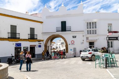 Conil, İspanya - 17 Nisan 2025: İspanya 'nın Conil kentinde düzenlenen Paskalya kutlamaları sırasında, Cadiz ilinin tarihi merkezi olan Conil sokakları.