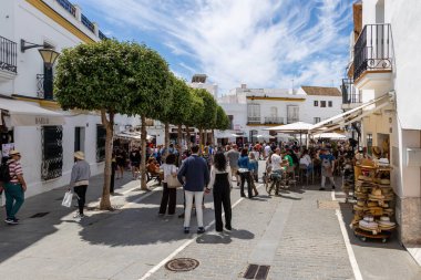 Conil, İspanya - 17 Nisan 2025: İspanya 'nın Conil kentinde düzenlenen Paskalya kutlamaları sırasında, Cadiz ilinin tarihi merkezi olan Conil sokakları.