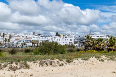 Conil, İspanya - 17 Nisan 2025: İspanya 'nın Conil kentinde düzenlenen Paskalya kutlamaları sırasında, Cadiz ilinin tarihi merkezi olan Conil sokakları.