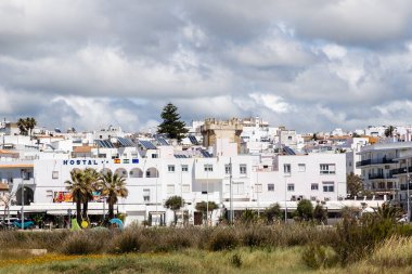 Conil, İspanya - 17 Nisan 2025: İspanya 'nın Conil kentinde düzenlenen Paskalya kutlamaları sırasında, Cadiz ilinin tarihi merkezi olan Conil sokakları.