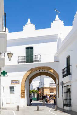 Conil, İspanya - 17 Nisan 2025: İspanya 'nın Conil kentinde düzenlenen Paskalya kutlamaları sırasında, Cadiz ilinin tarihi merkezi olan Conil sokakları.