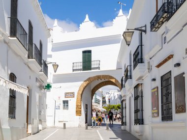 Conil, İspanya - 17 Nisan 2025: İspanya 'nın Conil kentinde düzenlenen Paskalya kutlamaları sırasında, Cadiz ilinin tarihi merkezi olan Conil sokakları.