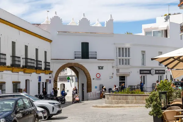 Conil, İspanya - 17 Nisan 2025: İspanya 'nın Conil kentinde düzenlenen Paskalya kutlamaları sırasında, Cadiz ilinin tarihi merkezi olan Conil sokakları.