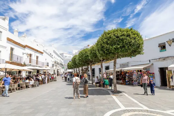 Conil, İspanya - 17 Nisan 2025: İspanya 'nın Conil kentinde düzenlenen Paskalya kutlamaları sırasında, Cadiz ilinin tarihi merkezi olan Conil sokakları.