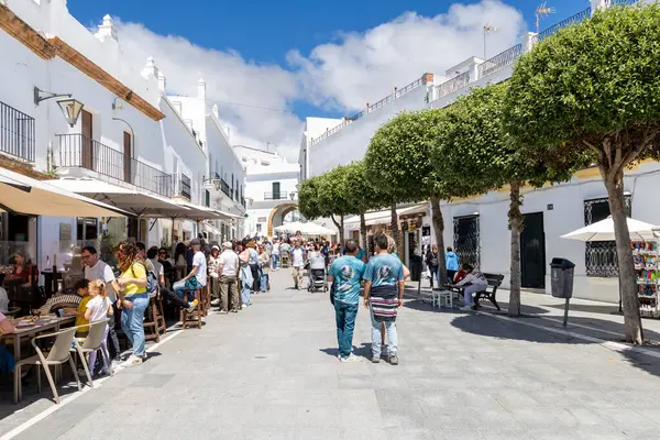 Conil, İspanya - 17 Nisan 2025: İspanya 'nın Conil kentinde düzenlenen Paskalya kutlamaları sırasında, Cadiz ilinin tarihi merkezi olan Conil sokakları.