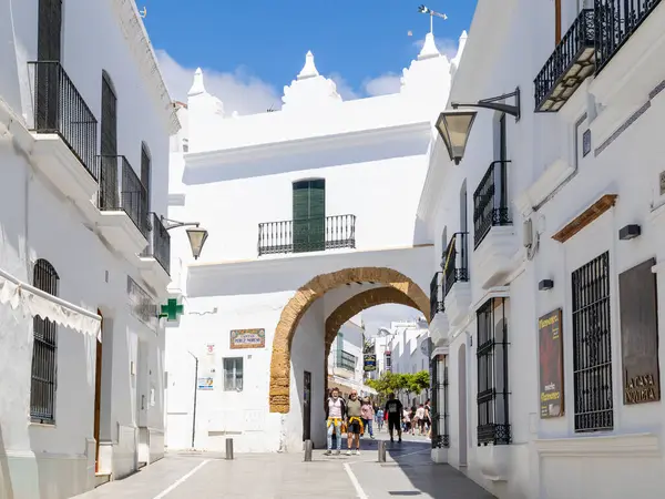 Conil, İspanya - 17 Nisan 2025: İspanya 'nın Conil kentinde düzenlenen Paskalya kutlamaları sırasında, Cadiz ilinin tarihi merkezi olan Conil sokakları.