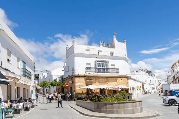 Conil, İspanya - 17 Nisan 2025: İspanya 'nın Conil kentinde düzenlenen Paskalya kutlamaları sırasında, Cadiz ilinin tarihi merkezi olan Conil sokakları.