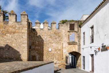 Vejer, İspanya - 17 Nisan 2025: İspanya 'nın Vejer kentinde düzenlenen Paskalya kutlamaları sırasında Cadiz ilinin tarihi merkezi Vejer de la Frontera sokakları.