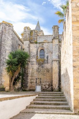 Vejer, İspanya - 17 Nisan 2025: İspanya 'nın Vejer kentinde düzenlenen Paskalya kutlamaları sırasında Cadiz ilinin tarihi merkezi Vejer de la Frontera sokakları.