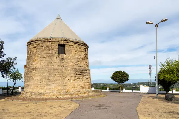 Vejer, İspanya - 17 Nisan 2025: İspanya 'nın Vejer kentinde düzenlenen Paskalya kutlamaları sırasında Cadiz ilinin tarihi merkezi Vejer de la Frontera sokakları.