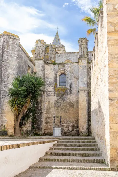 Vejer, İspanya - 17 Nisan 2025: İspanya 'nın Vejer kentinde düzenlenen Paskalya kutlamaları sırasında Cadiz ilinin tarihi merkezi Vejer de la Frontera sokakları.