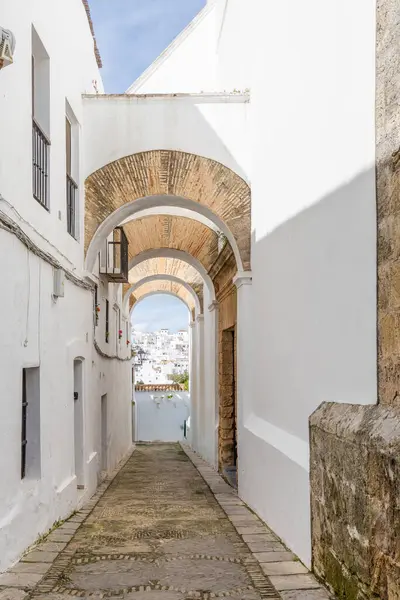 Vejer, İspanya - 17 Nisan 2025: İspanya 'nın Vejer kentinde düzenlenen Paskalya kutlamaları sırasında Cadiz ilinin tarihi merkezi Vejer de la Frontera sokakları.