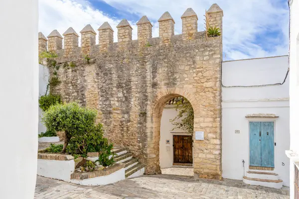 Vejer, İspanya - 17 Nisan 2025: İspanya 'nın Vejer kentinde düzenlenen Paskalya kutlamaları sırasında Cadiz ilinin tarihi merkezi Vejer de la Frontera sokakları.