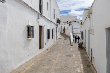 Vejer, İspanya - 17 Nisan 2025: İspanya 'nın Vejer kentinde düzenlenen Paskalya kutlamaları sırasında Cadiz ilinin tarihi merkezi Vejer de la Frontera sokakları.