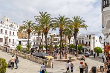 Vejer, İspanya - 17 Nisan 2025: Vejer, İspanya 'da Paskalya şenlikleri sırasında Cadiz ilinin tarihi merkezi olan Vejer de la Frontera' nın ana meydanı..