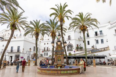 Vejer, İspanya - 17 Nisan 2025: Vejer, İspanya 'da Paskalya şenlikleri sırasında Cadiz ilinin tarihi merkezi olan Vejer de la Frontera' nın ana meydanı..