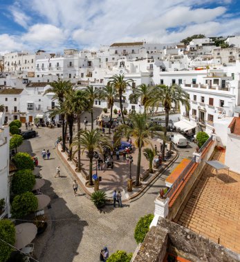 Vejer, İspanya - 17 Nisan 2025: Vejer, İspanya 'da Paskalya şenlikleri sırasında Cadiz ilinin tarihi merkezi olan Vejer de la Frontera' nın ana meydanı..