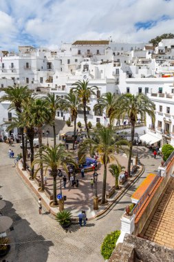 Vejer, İspanya - 17 Nisan 2025: Vejer, İspanya 'da Paskalya şenlikleri sırasında Cadiz ilinin tarihi merkezi olan Vejer de la Frontera' nın ana meydanı..