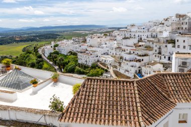 Vejer, İspanya - 17 Nisan 2025: İspanya 'nın Vejer kentinde düzenlenen Paskalya kutlamaları sırasında Cadiz ilinin tarihi merkezi Vejer de la Frontera sokakları.