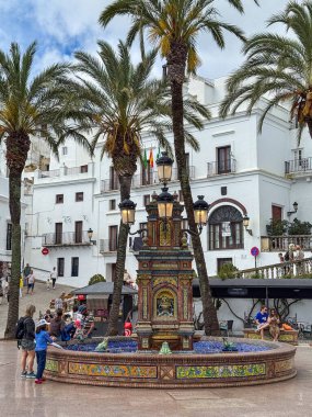 Vejer, İspanya - 17 Nisan 2025: Vejer, İspanya 'da Paskalya şenlikleri sırasında Cadiz ilinin tarihi merkezi olan Vejer de la Frontera' nın ana meydanı..