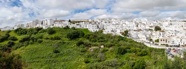 Vejer, İspanya - 17 Nisan 2025: İspanya 'nın başkenti Vejer' de düzenlenen Paskalya şenlikleri sırasında şehrin çevresinden manzaralar.