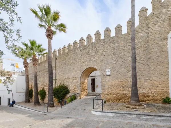 Vejer, İspanya - 17 Nisan 2025: İspanya 'nın Vejer kentinde düzenlenen Paskalya kutlamaları sırasında Cadiz ilinin tarihi merkezi Vejer de la Frontera sokakları.