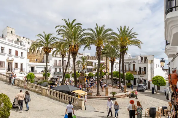 Vejer, İspanya - 17 Nisan 2025: Vejer, İspanya 'da Paskalya şenlikleri sırasında Cadiz ilinin tarihi merkezi olan Vejer de la Frontera' nın ana meydanı..