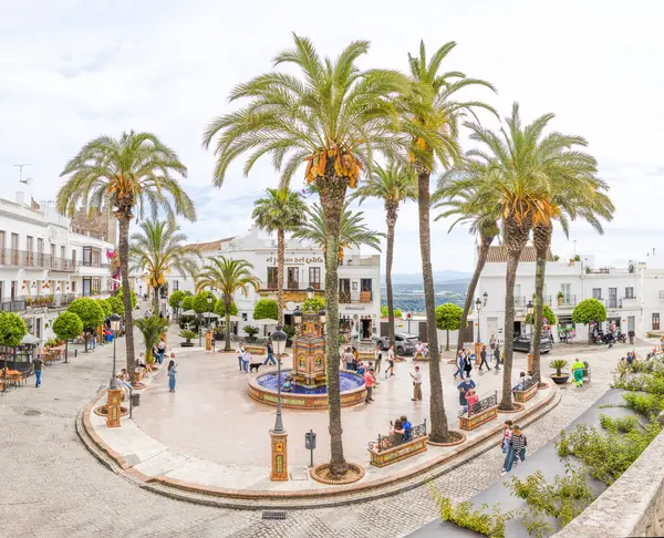 Vejer, İspanya - 17 Nisan 2025: Vejer, İspanya 'da Paskalya şenlikleri sırasında Cadiz ilinin tarihi merkezi olan Vejer de la Frontera' nın ana meydanı..