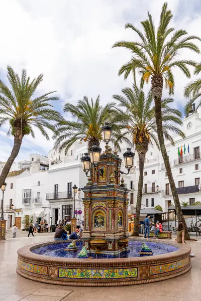 Vejer, İspanya - 17 Nisan 2025: Vejer, İspanya 'da Paskalya şenlikleri sırasında Cadiz ilinin tarihi merkezi olan Vejer de la Frontera' nın ana meydanı..