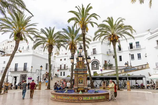 Vejer, İspanya - 17 Nisan 2025: Vejer, İspanya 'da Paskalya şenlikleri sırasında Cadiz ilinin tarihi merkezi olan Vejer de la Frontera' nın ana meydanı..