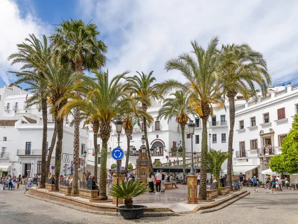 Vejer, İspanya - 17 Nisan 2025: Vejer, İspanya 'da Paskalya şenlikleri sırasında Cadiz ilinin tarihi merkezi olan Vejer de la Frontera' nın ana meydanı..